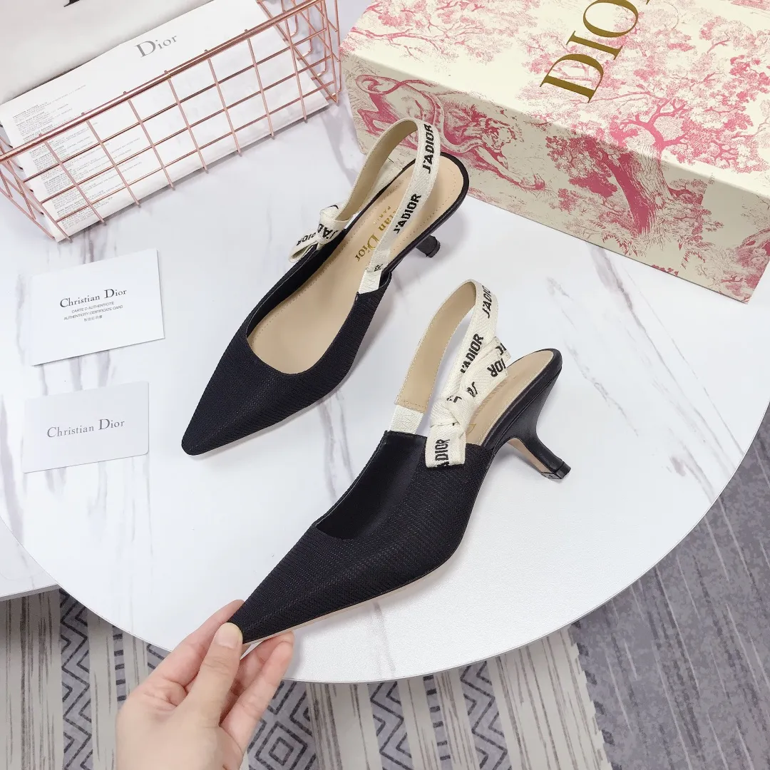 👟👟Ex-factory price 480👟👟 Women's shoes, women's clothing, women's shoes, women's clothing, special materials 👟👟Ex-factory price, 400👠👠👟👟 women's shoes, women's clothing 👟👟 women's shoes, women's clothing Dior (Dior) popular sandals are new🔥 🔥 The most popular internet celebrities of the year, the same style as celebrities💁💁. The fabric is imported; calf patent leather (special material), the lining and feet are made of calf leather lining🐑. Original molded heel, heel height 10Cm 6.5cm💘 flat bottom 1.5cm, original molded metal outsole with five-pointed star LOGO mark👟👟 women's shoes and women's clothing. Original bow, 💅 Italian leather outsole. 👄💋 Full set of packaging (clamshell box, cloth bag, card, invoice, one-to-one wrapping paper) 34 40 41 customized
